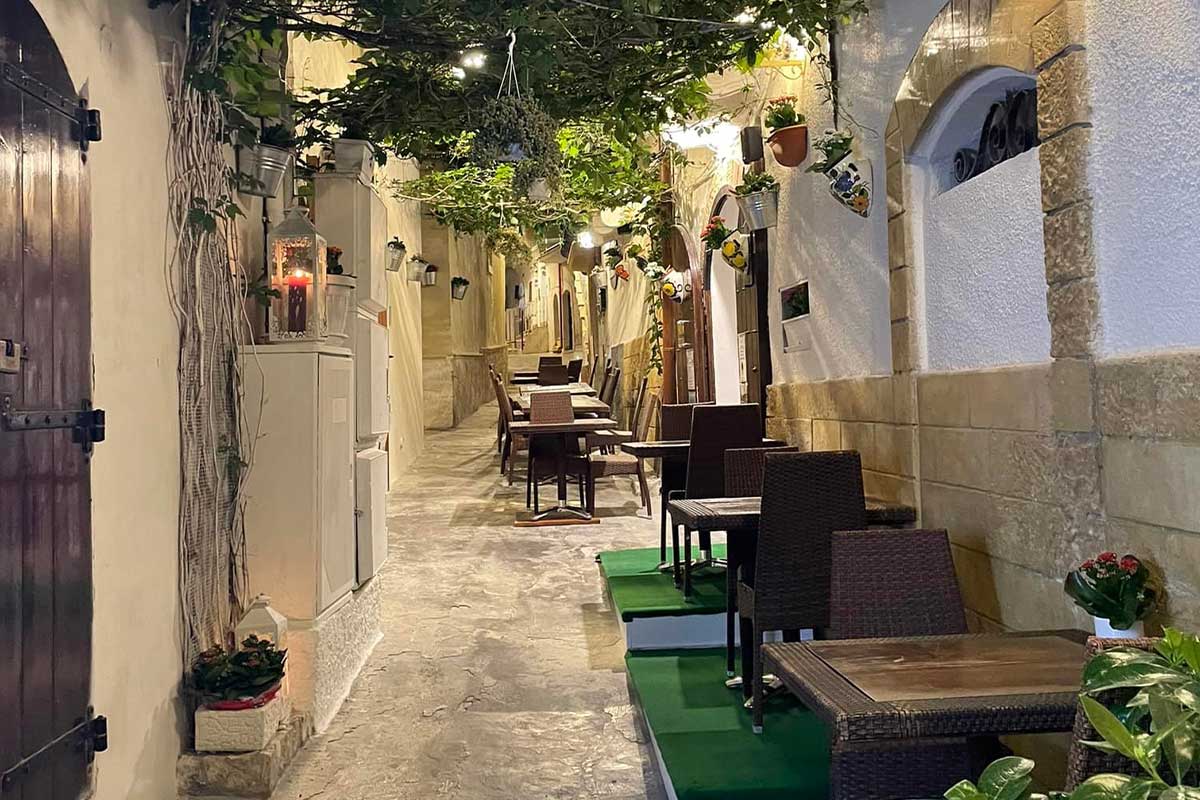 vieste urokliwe uliczki noca